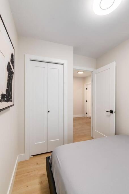 Pet Friendly & Accessible, 4 Beds Villa Calgary Exterior photo