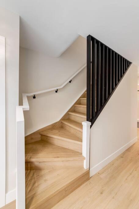 Pet Friendly & Accessible, 4 Beds Villa Calgary Exterior photo